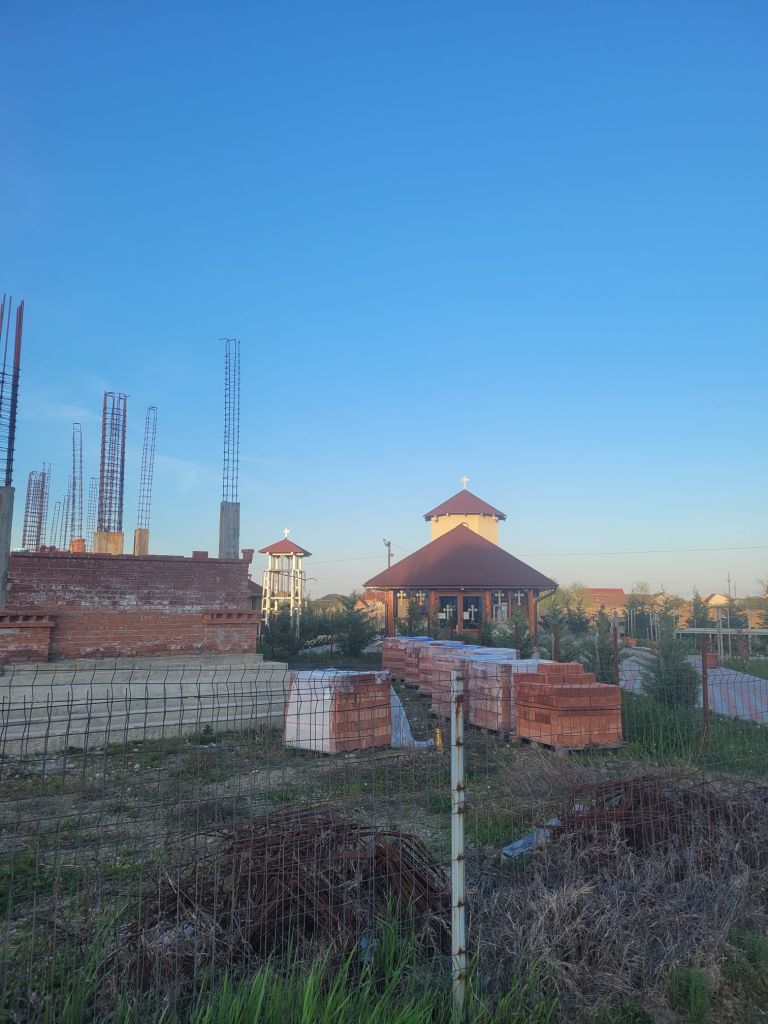 ultimele poze pe care le avem cu biserica, din seara dinaintea incendiului