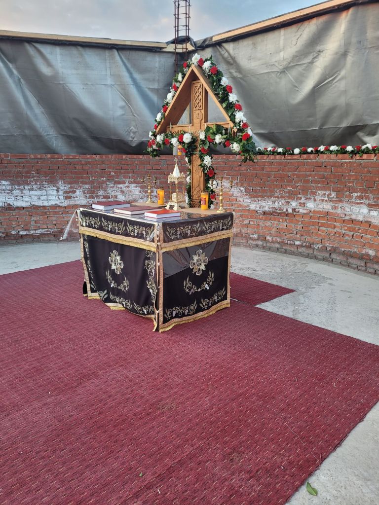 altarul din biserica zidită